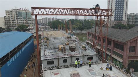 江门船厂跨江桥进行钢箱梁顶推施工 预计年底通车
