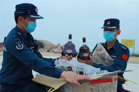 8月11日晚8时许，在漳浦县城花漾街区，民警正组织“浦法佑学”志愿者队，向过往群众普及工作生活中所涉及的法律和安全知识。