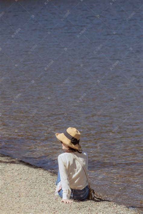 湖边拍照的女摄影师高清图片下载-正版图片307889479-摄图网