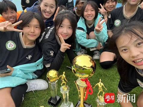 丹阳市正则高级中学女足队获省长杯冠军，双冠王诞生