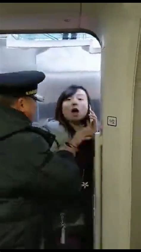 女子高铁辱骂威胁母亲后弃母下车 乘客劝阻遭反怼：你们管她吧！ | 北晚新视觉