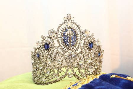 小姐选美皇冠与珠宝钻石珍珠银金红宝石枕垫在展览中高清图片下载-正版图片504168449-摄图网