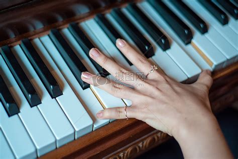 弹钢琴的正确姿势和指法. 音乐