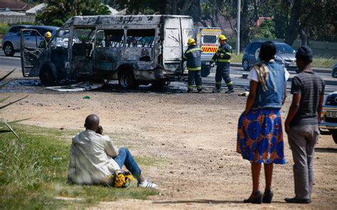 南非小城居民与警方爆发冲突_国际新闻_环球网