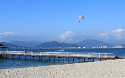 海南三亚迎冬季旅游旺季 游客扎堆海滩晒日光浴_新浪图片