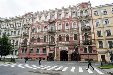 俄罗斯将驱逐60名美国外交官 关闭美驻圣彼得堡总领馆_第一金融网