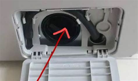 小天鹅滚筒洗衣机排污口图解 就能看到一根小水管和一个圆形
