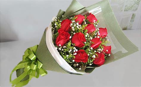 浪漫缤纷-33朵红玫瑰，搭配满天星，放一串彩灯。-全国送货上门优惠价格:465元-168鲜花速递网。