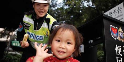 郴州四岁女孩走失街头 民警找回获点赞_手机新浪网