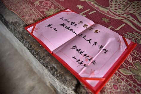 四川凉山州：探访“天菩萨”海来火者-人民图片网