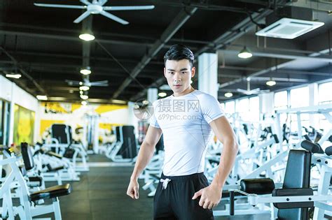 健身男性展示肌肉形象高清图片下载-正版图片501100067-摄图网