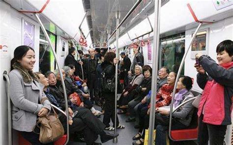小伙坐地铁被一群老人要求让座，小伙父亲：年轻人要上班，你们闲的无聊 | 北晚新视觉