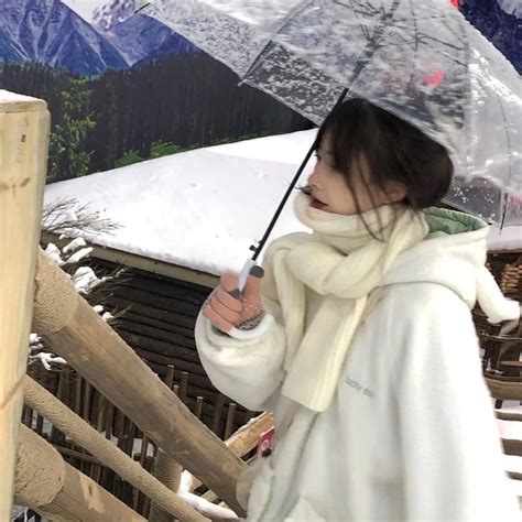 雪中撑伞的女孩图片|迷人氛围感女生头像打伞真人版_配图网