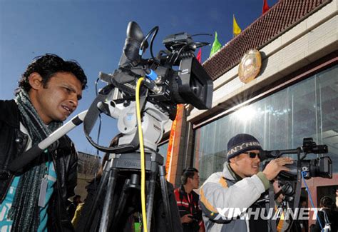 记者采访镜头,单人采访镜头技巧,访谈怎么切镜头_大山谷图库