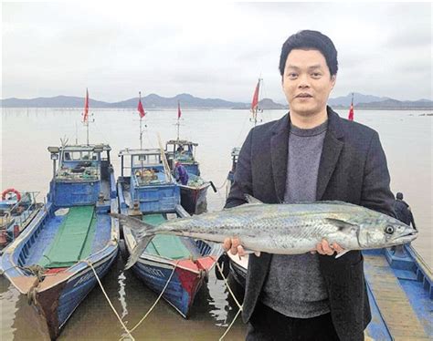 三四十公斤重的鱼你见过吗？新疆温泉一条胖鱼惊呆游客