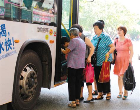 上海这趟公交推出“暖心乘”服务，老人可踏着阶梯上公交_凤凰网视频_凤凰网