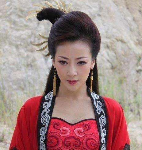 西藏“活佛”的妻子有多美？被称为“东方之花”，外公是开国上将|活佛|班禅|外公_新浪新闻