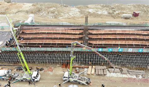 土木公司泉州海湾大道项目百纬5路立交桥首联现浇箱梁混凝土首次浇筑完成