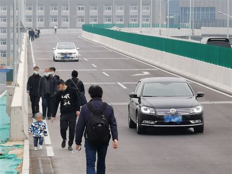 进出北京朝阳站，乘客为啥要冒险走上高架桥和汽车抢道？_京报网