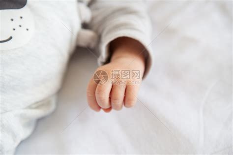 刚出生的宝宝双手握拳正常吗 如何让宝宝早日打开手指 _八宝网
