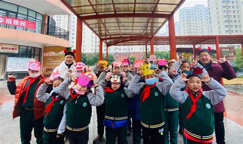 又到一年开学季，武汉市街道口小学，小“牛”娃们开学啦|开学季|街道|小学_新浪新闻