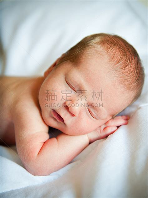 上身裸体的婴儿高清图片下载-正版图片502158737-摄图网