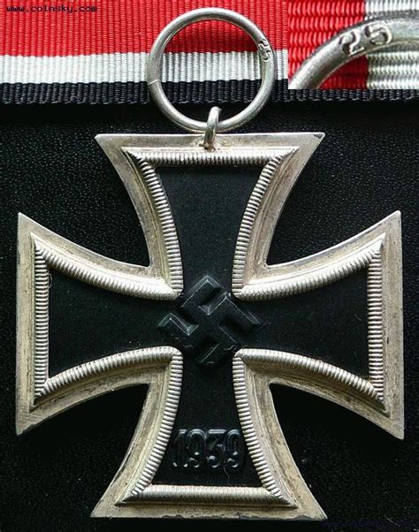 二战期间，德国装甲部队喷涂的“铁十字”国籍标识是如何演变的？_白色