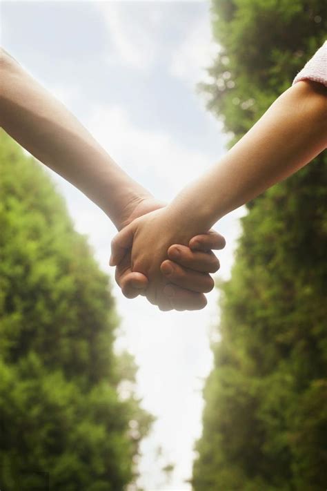 情侣间牵手的6种方式可以揭示的感情状况|感情|情侣|伴侣_新浪新闻