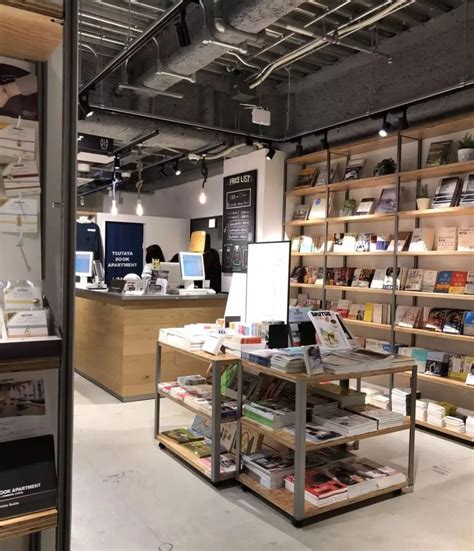每到东京必刷的书店，茑屋书店！最喜欢坐在二层的古董书中间
