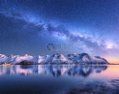 雪上明亮的银河覆盖着挪威冬天的山脉高清图片下载-正版图片300856069-摄图网