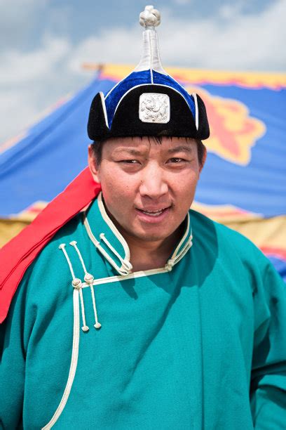蒙古族服饰艺术展示“穿在身上的文化”|蒙古|服饰_凤凰旅游