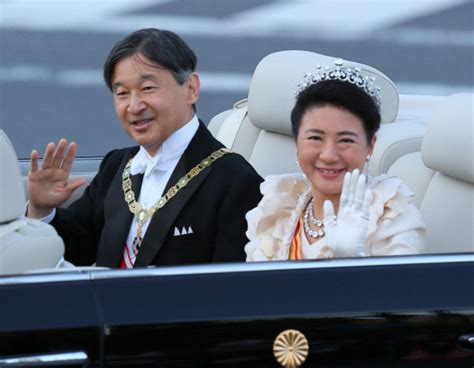 日本天皇60大寿官方晒照，德仁和雅子皇后甜蜜同框