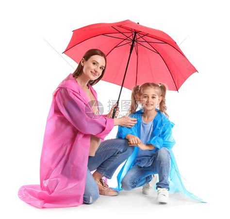 白底带雨伞的母亲和小女儿母高清图片下载-正版图片506610414-摄图网