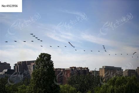 前呼后拥的直升飞机高清图片下载_红动中国