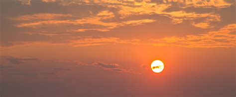 日食发生在天空中而太阳落山时日落时间插画图片下载-正版图片402369396-摄图网