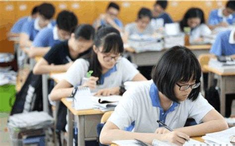 高考首日北京人大附考点：考生和家长合影留念、与老师击掌进校_新浪新闻
