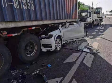 钦州两辆大货车发生碰撞 一大货车车头损坏严重_媒体推荐_新闻_齐鲁网
