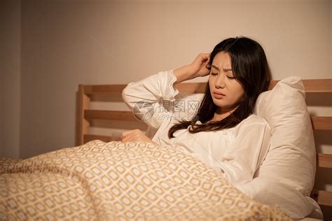 夜晚女性卧室失眠困扰高清图片下载-正版图片501707152-摄图网