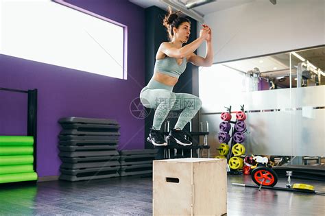 健身房内女人练习跳跃运动高清图片下载-正版图片300000153-摄图网