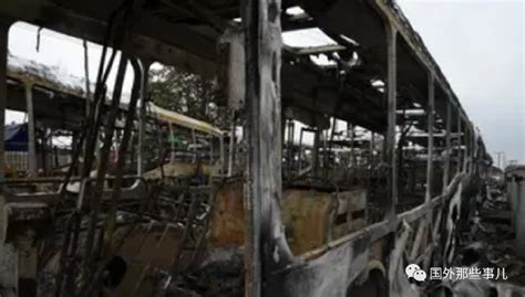 尼日利亚一辆公交车发生车祸起火，已经造成20人死亡__财经头条
