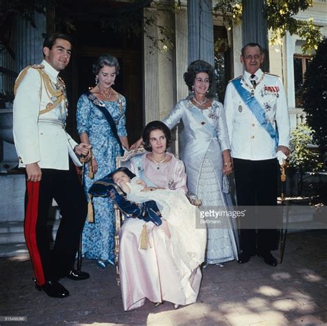泰国王室官宣王后最新肖像照！一身金色裙，比当时贵妃都惊艳！|王后|贵妃|王室_新浪新闻