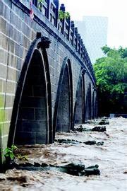 实拍全国多地暴雨：北京公路如河流，河北桥被冲毁_腾讯视频