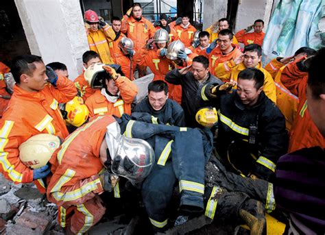 消防员抱着得救人物图片下载_红动中国