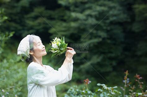 闻到花的气味的老年妇女高清图片下载-正版图片502136930-摄图网