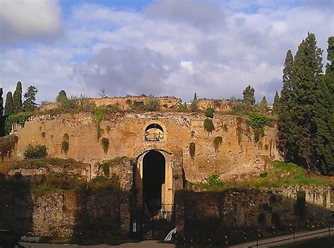 在意大利里米尼的著名地方奥古斯都拱门这座城高清图片下载-正版图片505381816-摄图网