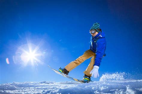 滑雪爱好者图片-极限运动阳光下的滑雪爱好者素材-高清图片-摄影照片-寻图免费打包下载