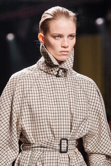 Schiaparelli Haute Couture S/S 2022 🌌🪐 现任设计师Daniel……|设计师|星际穿越|金饰_新浪新闻