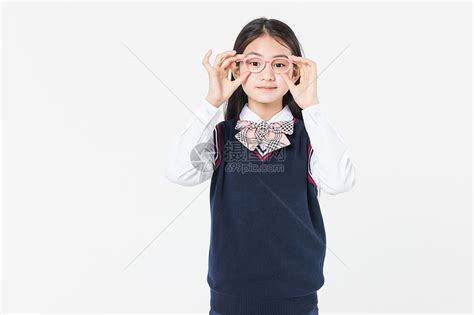 戴眼镜学生妹的冬季日常穿搭，是可爱又萌气的少女啊！