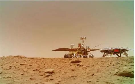 祝融号火星车成功驶上火星表面并回传照片