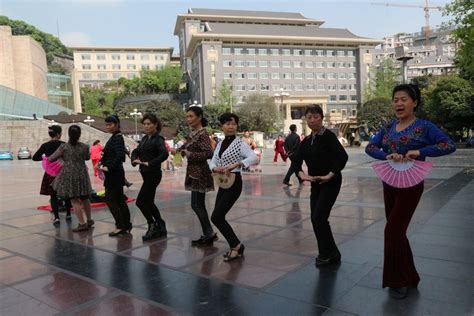 《某时某地》重庆人民广场跳广场舞的人们